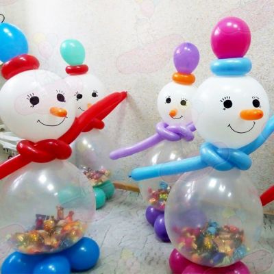 Снеговик из воздушных шаров с подарками
