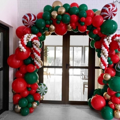 Разнокалиберная арка из шаров на Новый год и Рождество