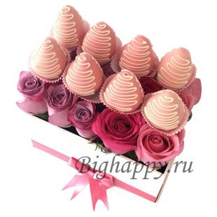 Букет из роз и клубники в шоколаде “Розовый кварц” фото