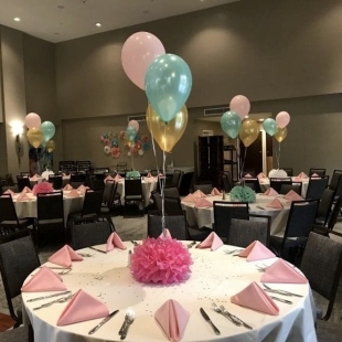 Композиция из воздушных шариков для банкетного зала фото