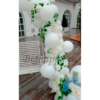 Гирлянда из воздушных шаров на свадьбу с цветами