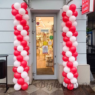 Оформление воздушными шарами входа в магазин