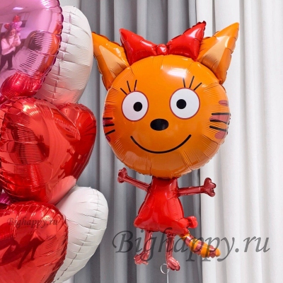 Композиция из шаров с фигурой Карамельки из мультфильма Три кота