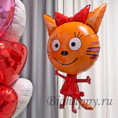 Композиция из шаров с фигурой Карамельки из мультфильма Три кота