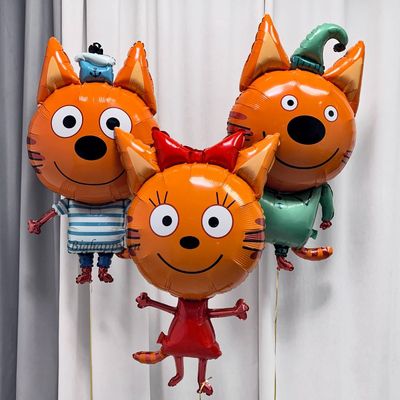 Фигуры из фольгированных воздушных шаров Три кота