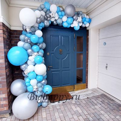 Разнокалиберная арка из голубых и серебряных шаров на вход