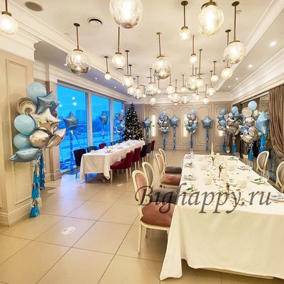 Оформление зала воздушными шарами голубого цвета на День рождения