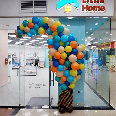 Украшение шарами входа в магазин в торговом центре