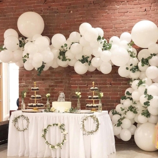 Белая гирлянда из шаров фото