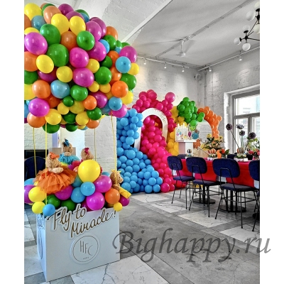 Корзина на детский праздник с воздушными шарами и игрушками для фотосессии
