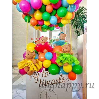 Корзина на детский праздник с шариками и игрушками для фотосессии