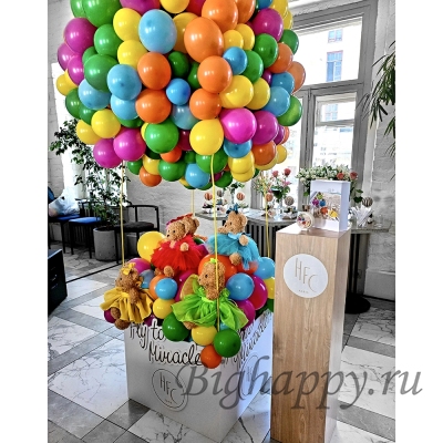 Корзина на детский праздник с воздушными шарами и игрушками для фотосессии