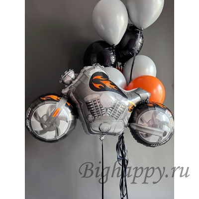 Стильная композиция из воздушных шаров с мотоциклом