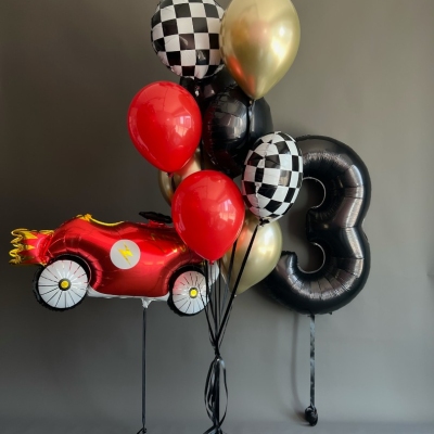 Композиция из воздушных шаров на трехлетие Маленькому гонщику