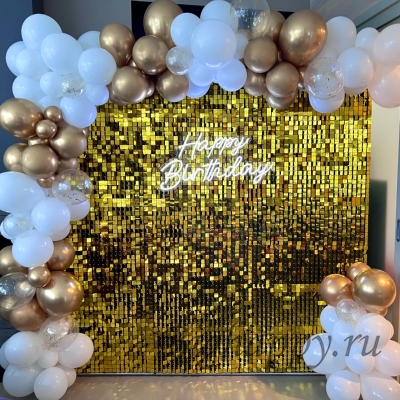 Оформление фотозоны с золотыми пайетками воздушными шарами
