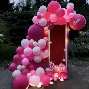 Розовая фотозона из шаров «Barbie»