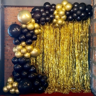 Фотозона из шаров с золотым дождиком фото