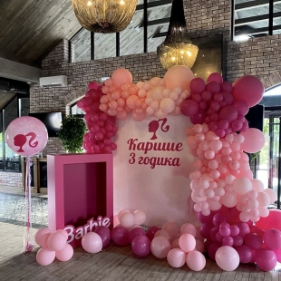 Фотозона из шаров &laquo;Barbie&raquo; фото