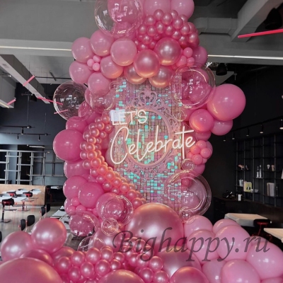 Розовая фотозона из шаров и пайеток «Давайте праздновать» фото