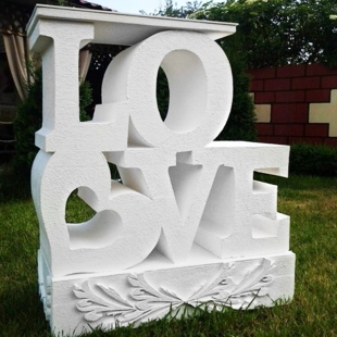 Надпись "Love" из пенопласта на заказ фото