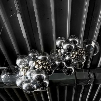 Разнокалиберная гирлянда из фольгированных сфер, прозрачных шаров и шаров – хром фото