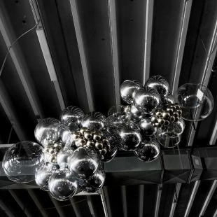 Разнокалиберная гирлянда из фольгированных сфер, прозрачных шаров и шаров – хром фото