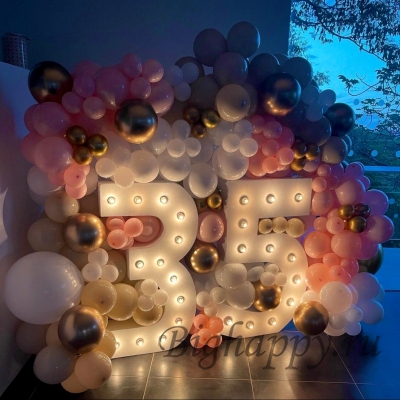Фотозона из шаров на юбилей с цифрами с подсветкой
