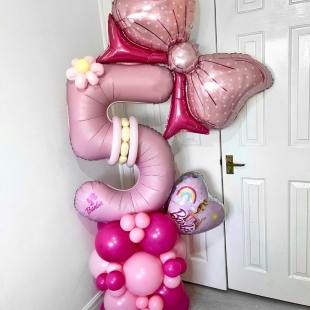 Цифра с бантом на подставке из шаров «Barbie» фото