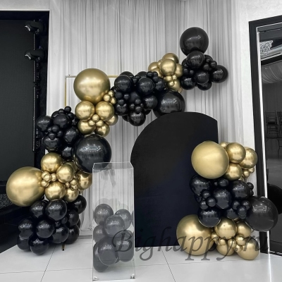 Фотозона с чёрно – золотыми шарами фото
