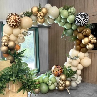 Круглая фотозона из шаров в тропическом стиле фото