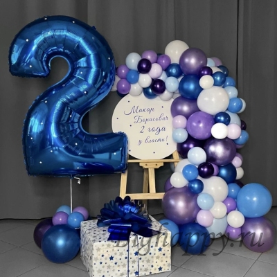 Украшение из шаров с цифрой и стендом на день рождения фото