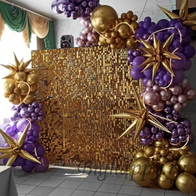 Фотозона из шаров с золотыми пайетками и объёмными звёздами фото
