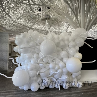 Белая фотозона из шаров «Воздушная стена» фото