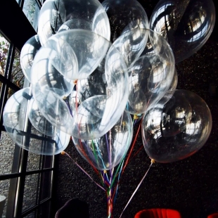 Бесцветный прозрачный шар 30 см с яркой лентой фото