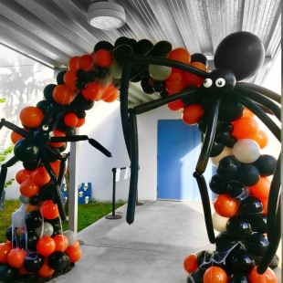 Арка из шаров с пауками на Хэллоуин фото