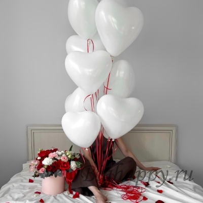Связка из 9 латексных белых сердечек с красными лентами