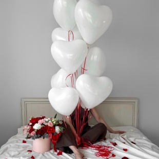 Связка из 9 латексных белых сердечек с красными лентами фото