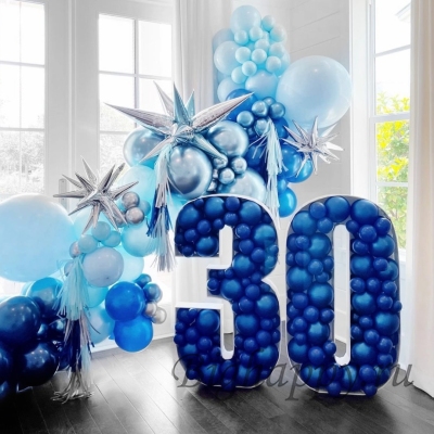 Фотозона из шаров в синих тонах на юбилей с цифрамиаэромозайками