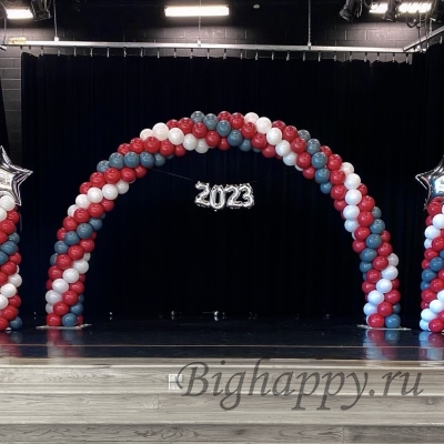 Украшение спортивного зала аркой и двумя стойками из воздушных шаров фото