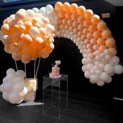 Фотозона из воздушных шаров «Персиковая нежность» фото