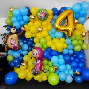 Панно из воздушных шаров в стиле &quot;Маша и Медведь&quot; фото