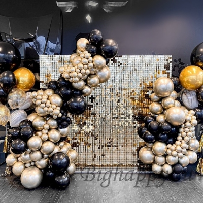 Wow-фотозона из черных и золотых воздушных шаров фото