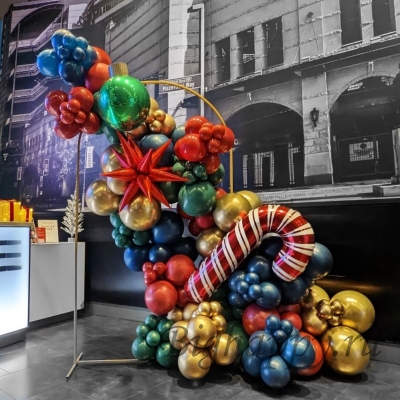 Разноцветная новогодняя фотозона с 3D-звездами фото