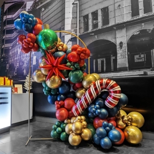 Разноцветная новогодняя фотозона с 3D-звездами фото