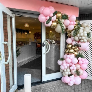 Нежная гирлянда из шаров на открытие (магазина, кафе или кофейни) фото