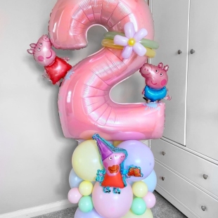 Большая цифра на стойке из шаров в стиле "Свинка Пеппа" фото