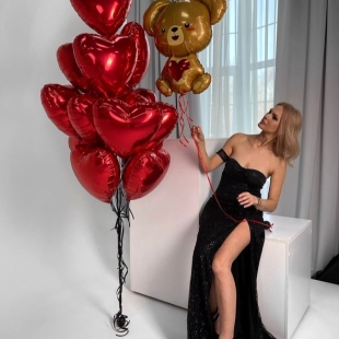 Фонтан из фольгированных сердец и фольгированный медвежонок фото