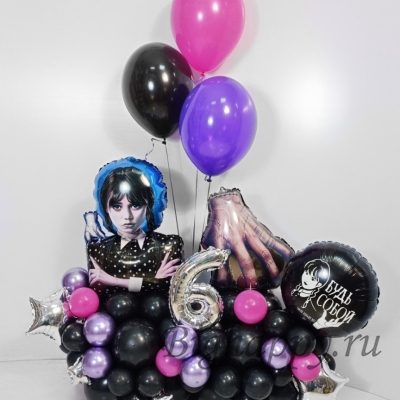 Композиция из шаров на день рождения «Уэнздэй Аддамс» фото