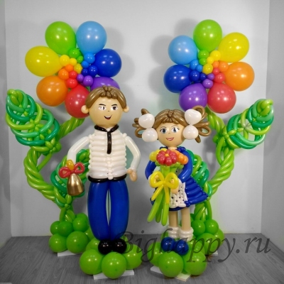 Нарядное оформление детского праздника с фигурами мальчика и девочки из шаров