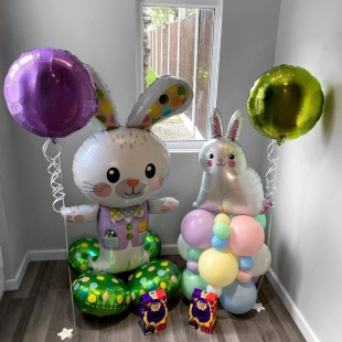 Напольная яркая композиция из шаров на Пасху с зайчиками фото